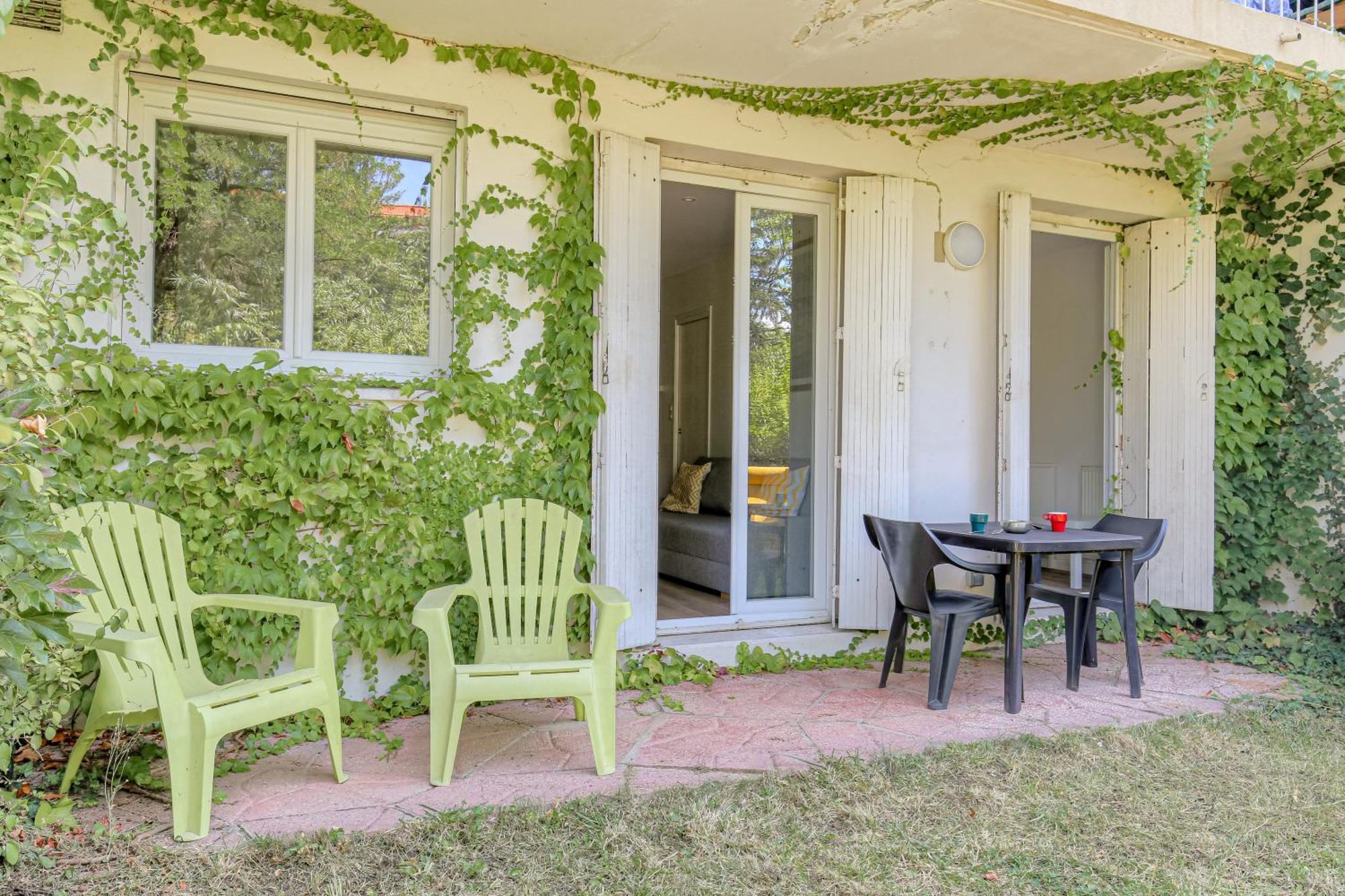Appartement Joli A Avec Parking Et Jardin *